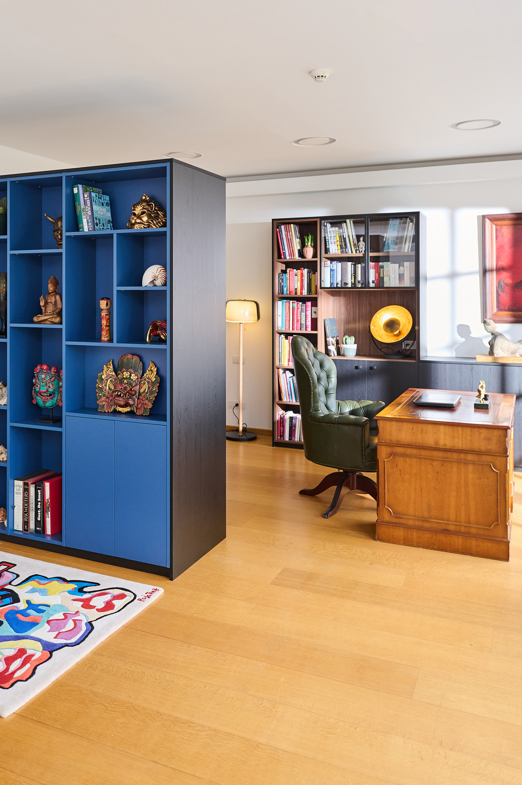 Bibliothèque sur mesure avec un séparateur de pièce chez Adrien