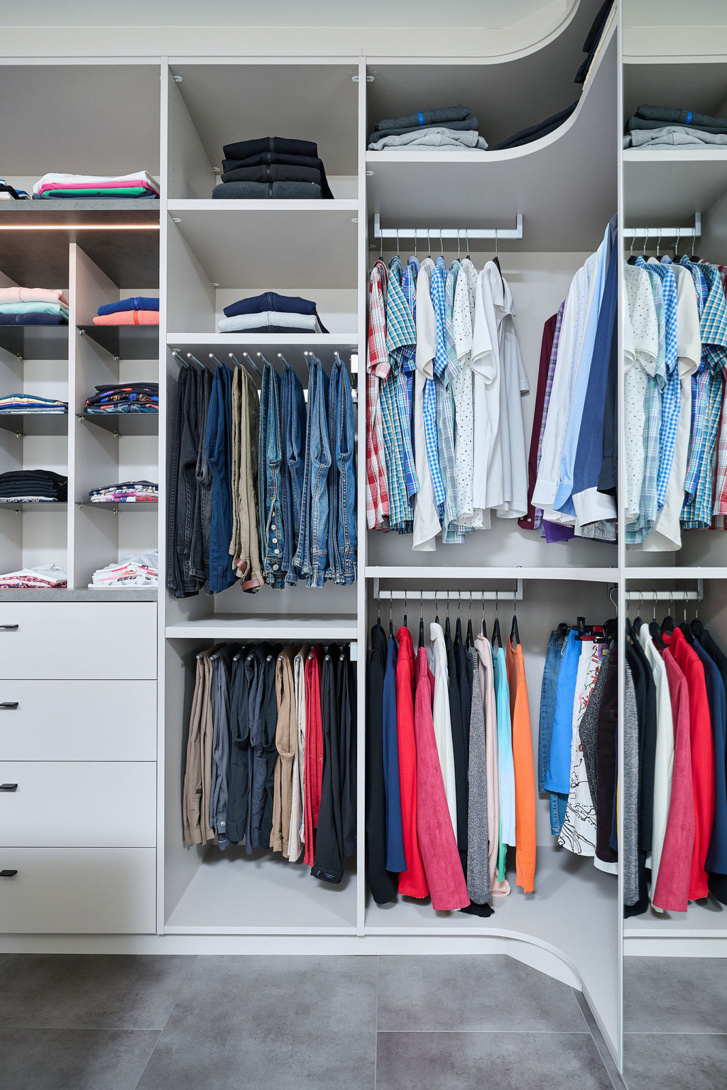Dressing ouvert sur mesure avec penderies