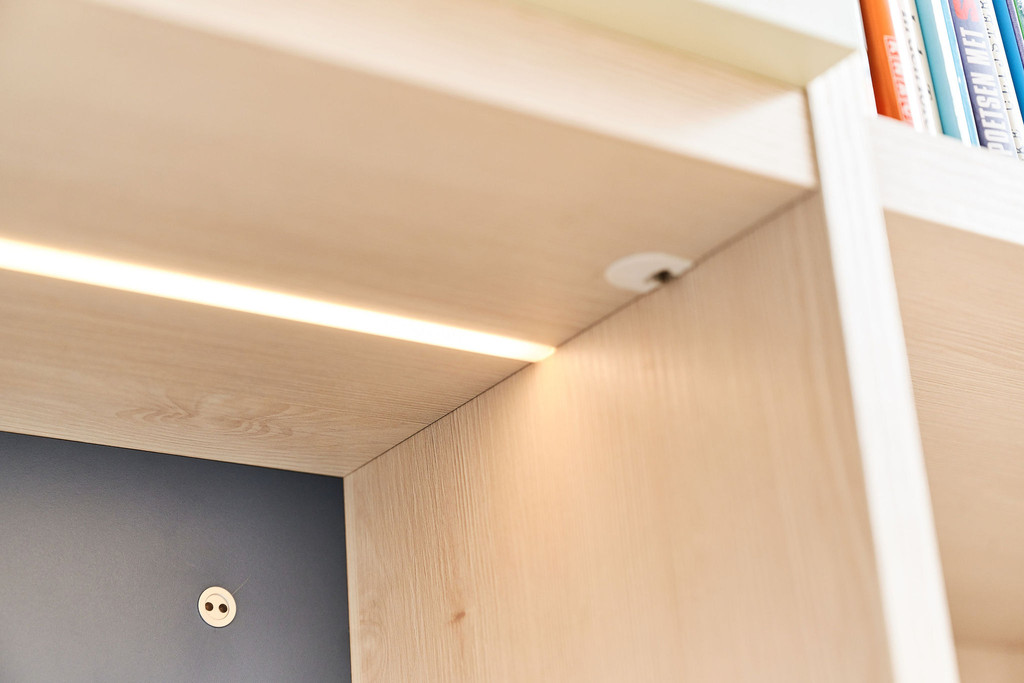 Bureau avec éclairage LED, exposé dans le showroom de Gand
