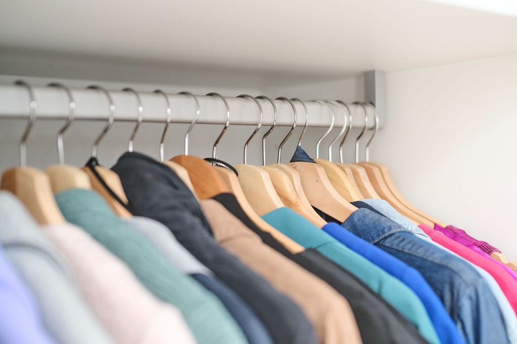 Dressing avec des cintres pour vêtements suspendus
