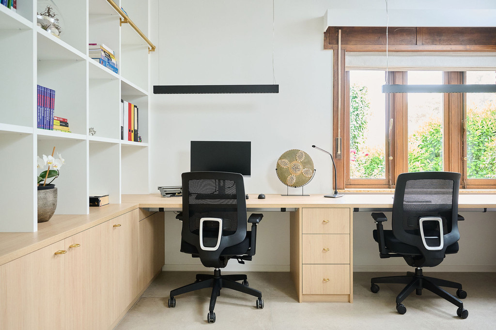 Bureau sur mesure en bois clair avec grande bibliothèque