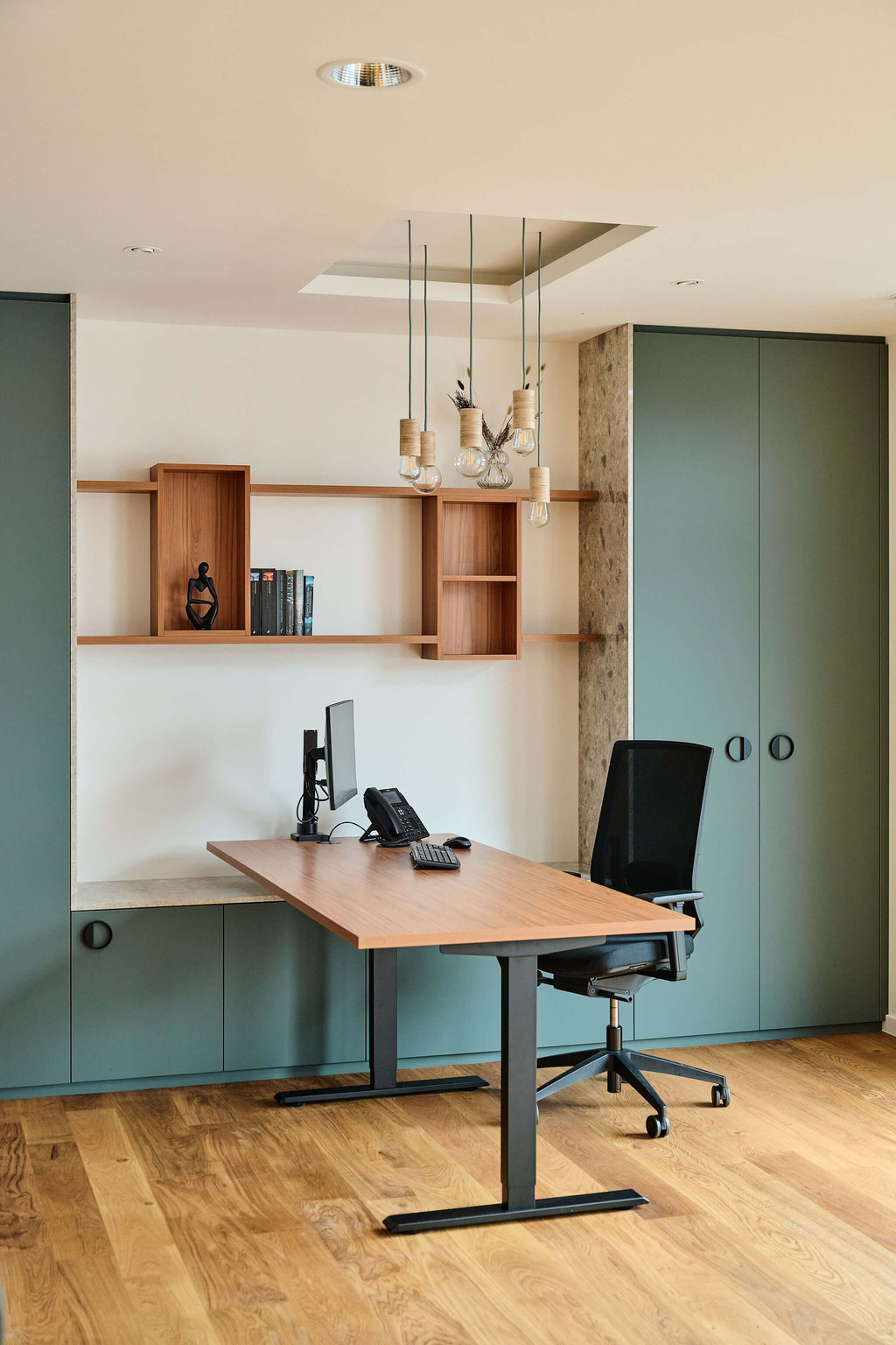 Groen bureau op maat met accenten in hout en marmerlook
