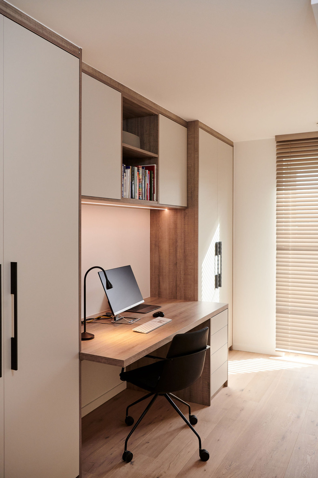 Bureau op maat met houten plank en op maat gemaakte meubel