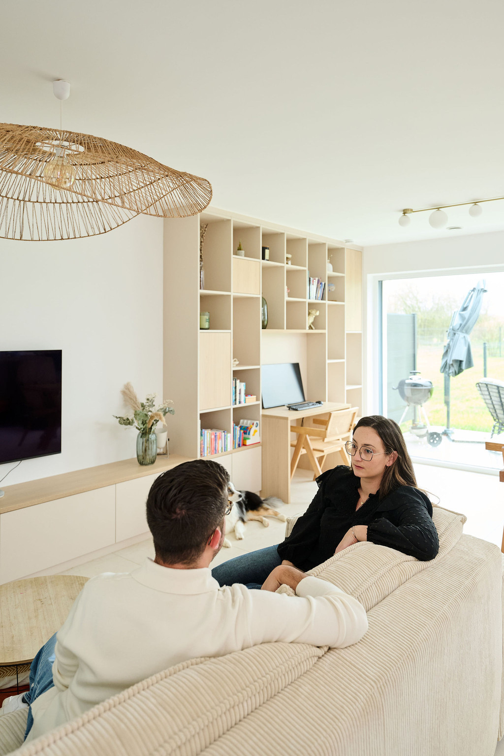 Tv-kast met geïntegreerde bureau op maat bij Margaux en Baptiste in Luxemburg