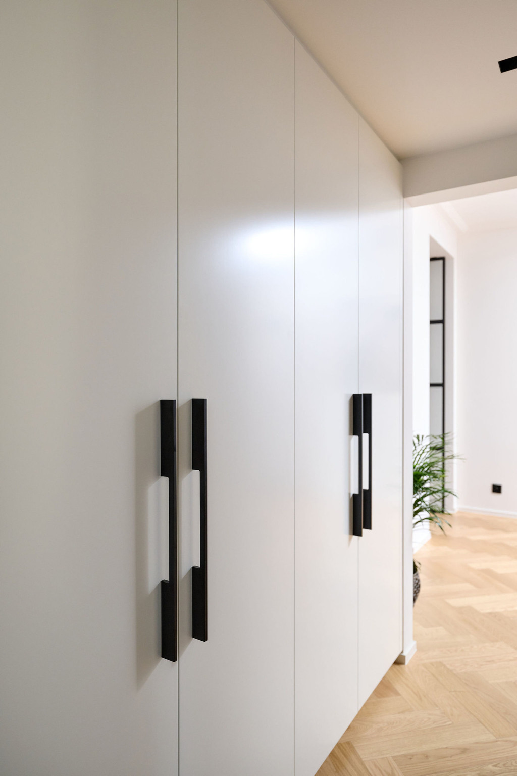 Meuble d'entrée sur mesure blanc avec poignées noirs