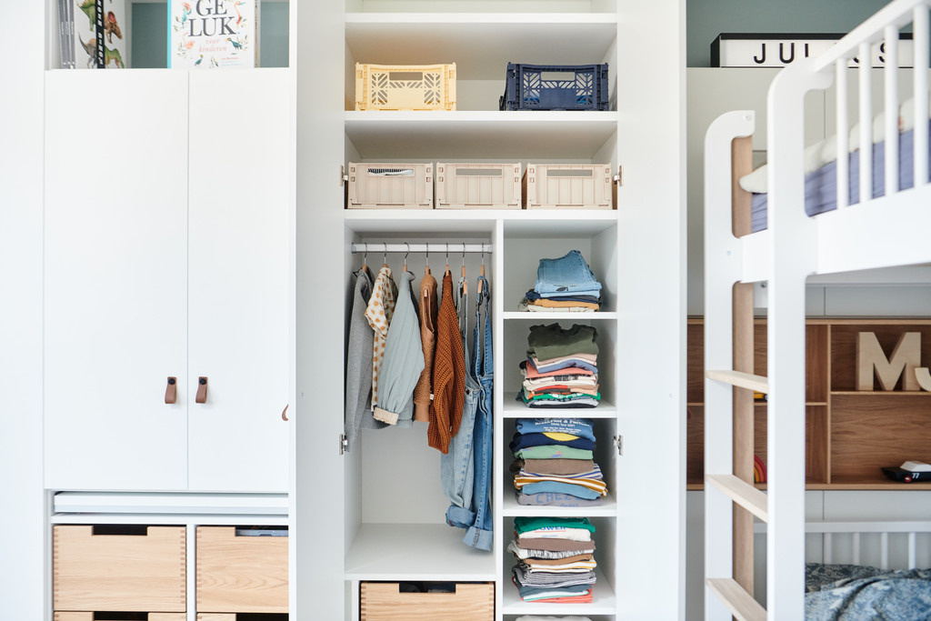 Dressing sur mesure ouvert avec penderie et niches ouvertes