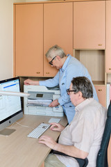 Espace de travail sur mesure avec bureau et rangements intégrés, utilisé au quotidien pour un travail confortable et organisé, réalisé par Camber