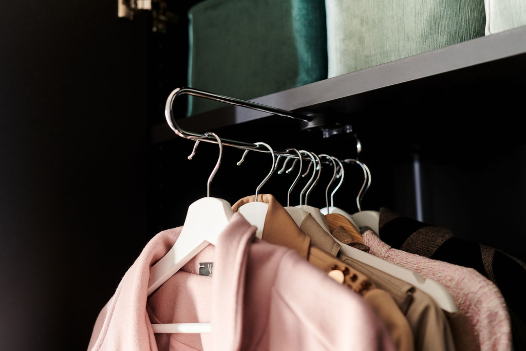Porte-manteau sur mesure dans le vestiaire de Sophie