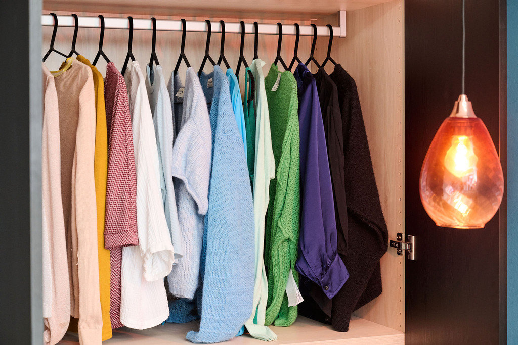 Dressing sur mesure avec tringle à vêtements et chemises colorées