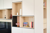 Meuble TV clair sur mesure avec niches ouvertes en décor bois et design asymétrique