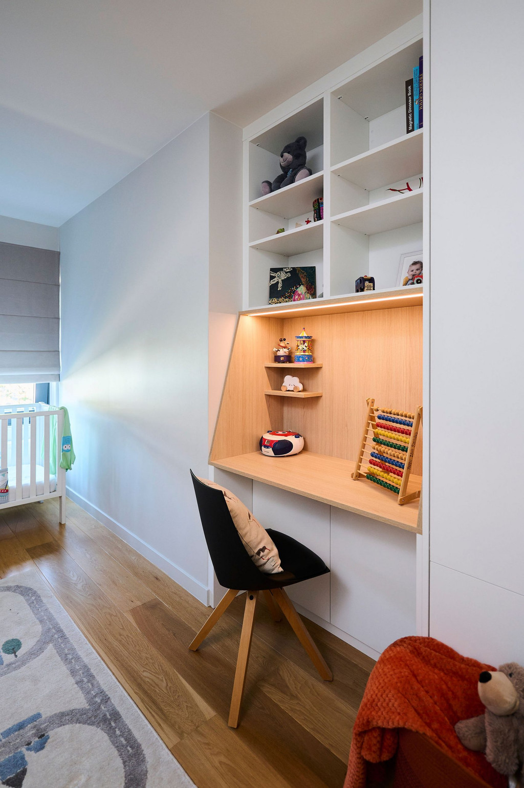 Meuble sur mesure blanc avec bureau en bois intégré