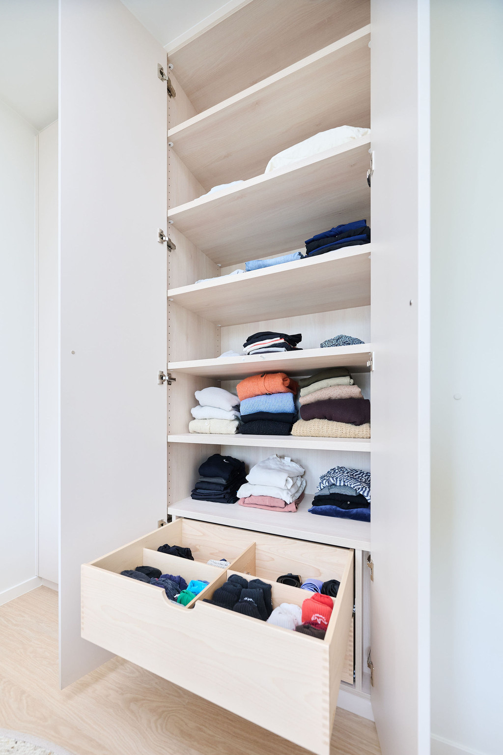 Armoire ouverte sur mesure avec étagères et tiroir compartimenté pour sous-vêtements