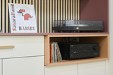 Détail d’un meuble sur mesure avec niche en bois platine amplificateur et rangement pour vinyles