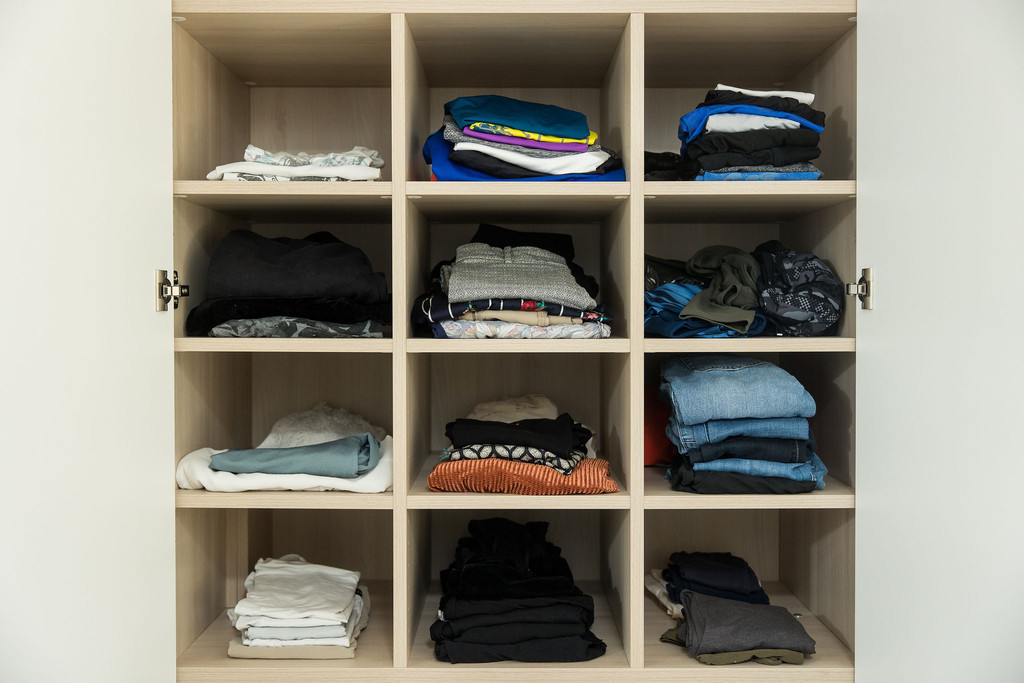 Dressing sur mesure blanc avec niches ouvertes