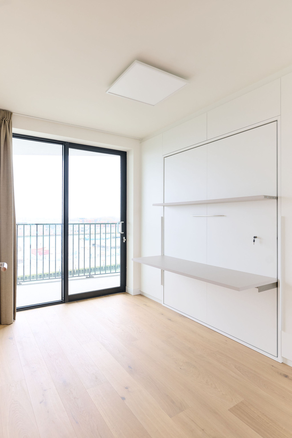 Lit escamotable sur mesure blanc avec dressing fermé intégré