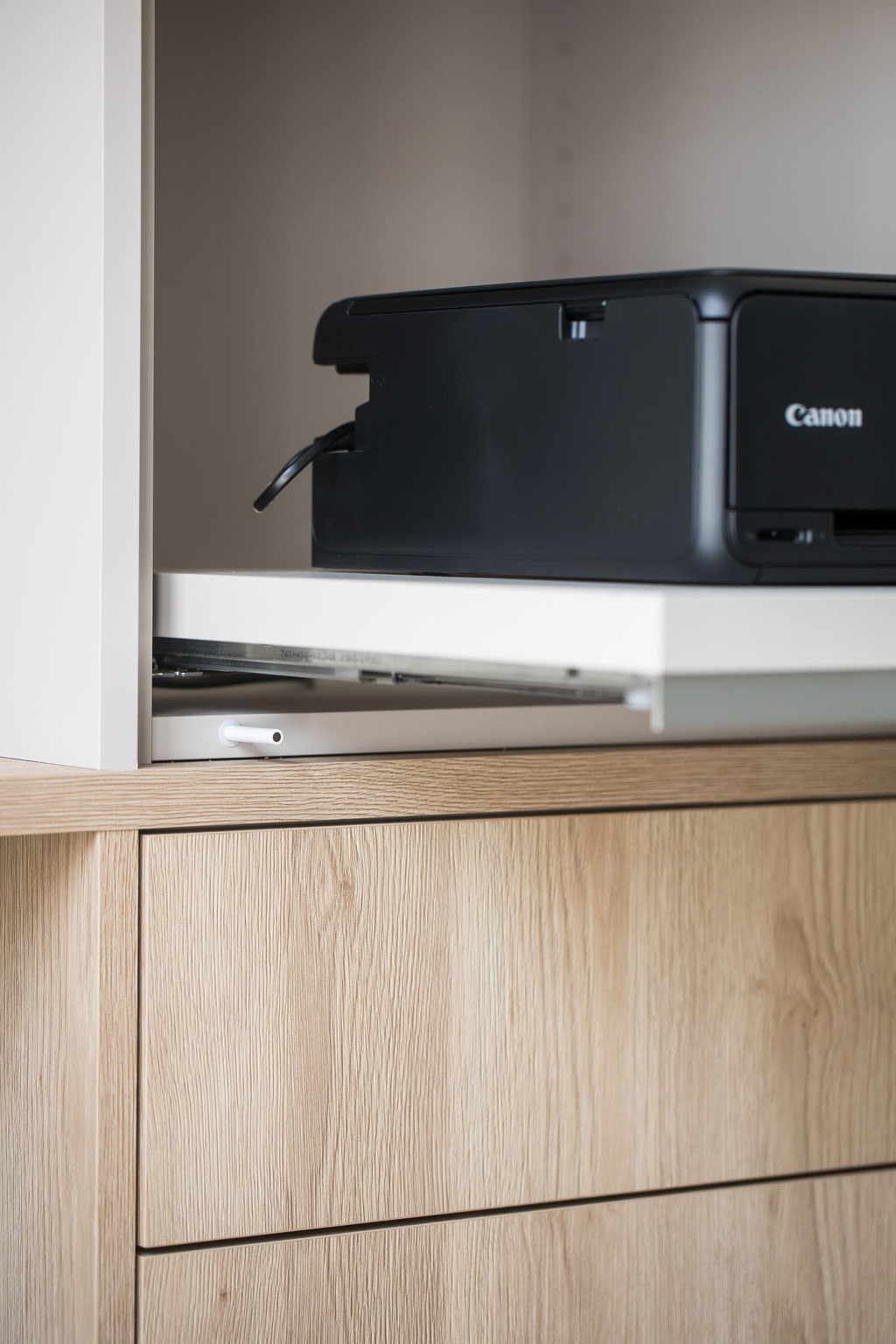 Etagère coulissante pour l'imprimante dans le bureau de Nele et Dries dans l'émission Ons huis/nieuw huis