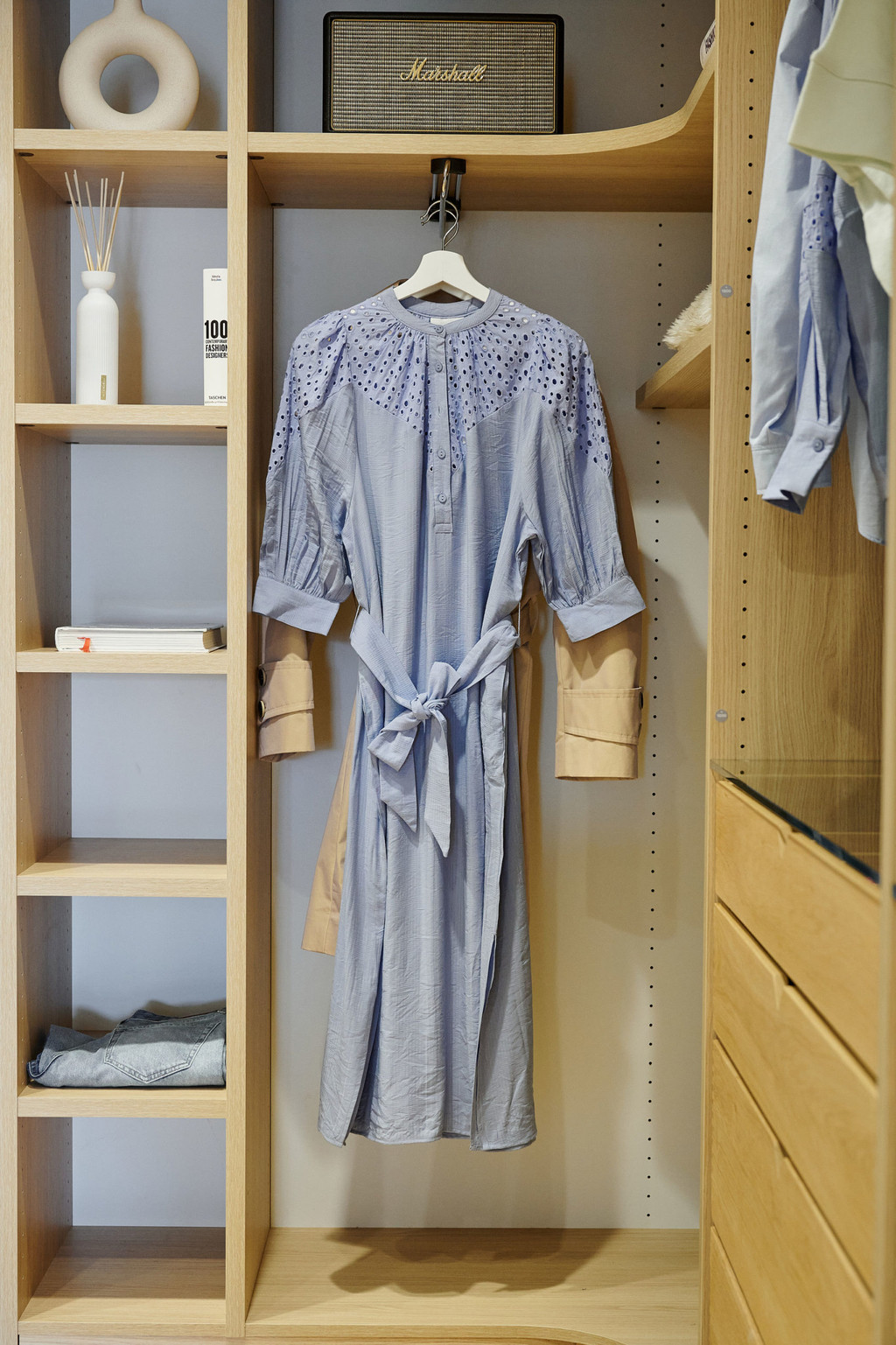 Dressing ouvert en bois avec niches ouvertes et penderie, exposé dans le showroom de Aartselaar