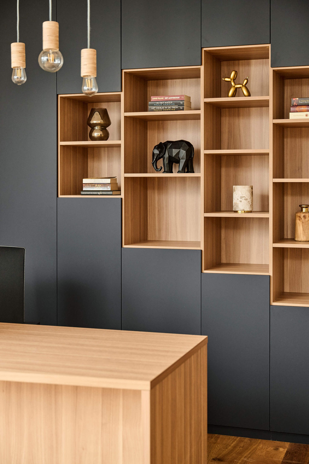 Bureau op maat donkerblauw met houten accenten