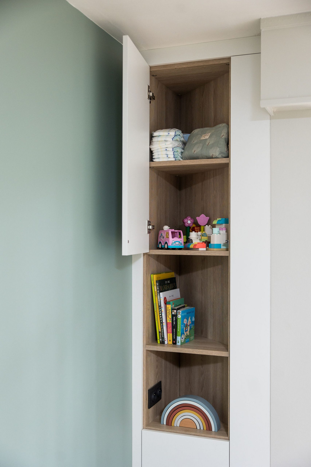 Rangements sur mesure dans la salle à manger de Maarten et Joleen à Brasschaat