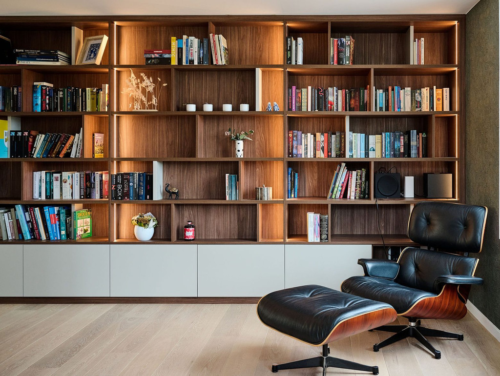 Boekenkast op maat met houten niches